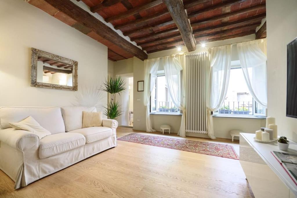 Corte Paolina - Charming Courtyard Inside * Lucca
